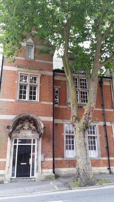 Comfortable Swindon Town Centre Apartments, Free Parking, Sleeps Up To 8 Номер фото