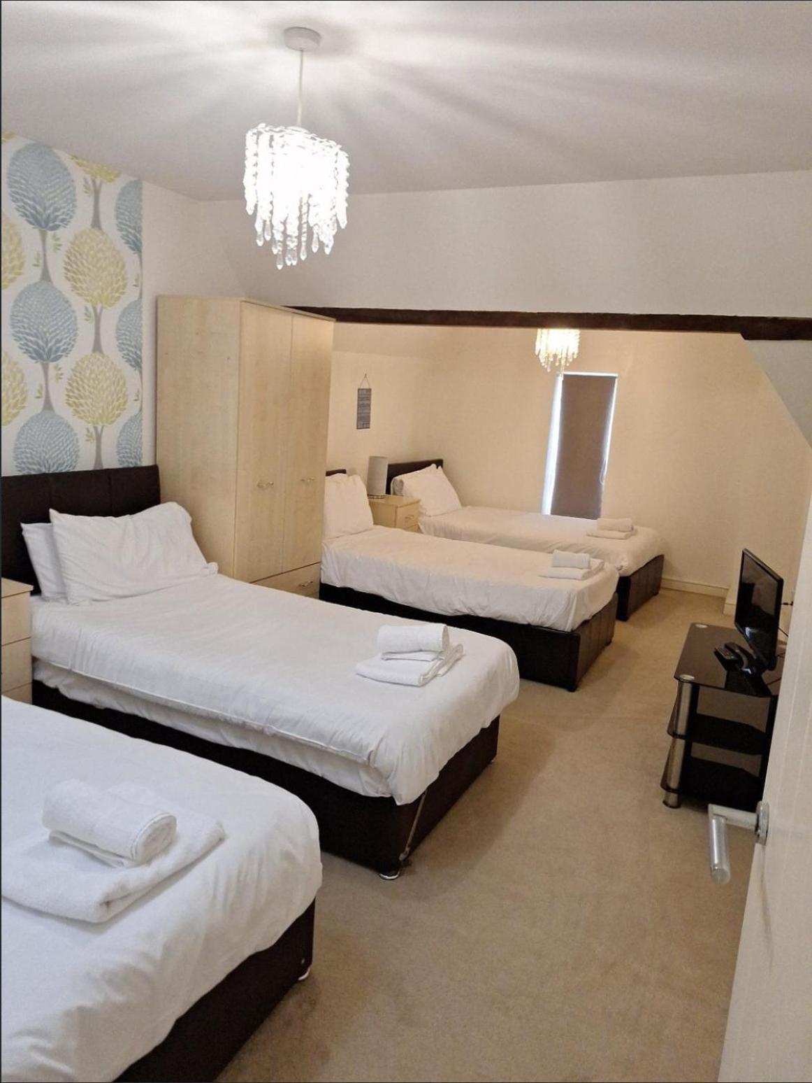 Comfortable Swindon Town Centre Apartments, Free Parking, Sleeps Up To 8 Екстер'єр фото