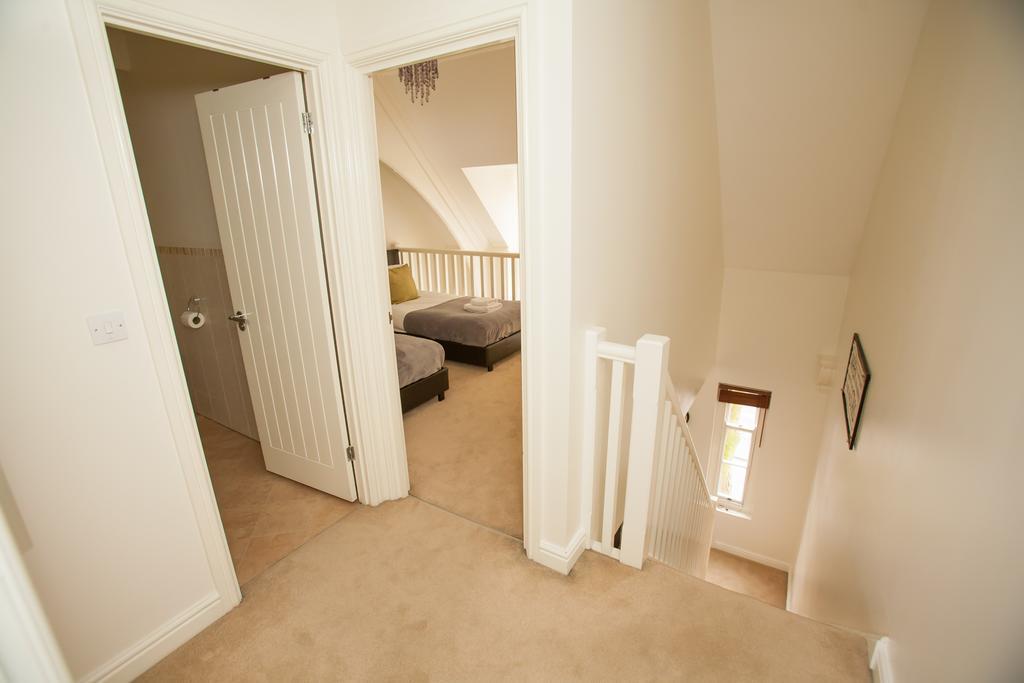 Comfortable Swindon Town Centre Apartments, Free Parking, Sleeps Up To 8 Екстер'єр фото