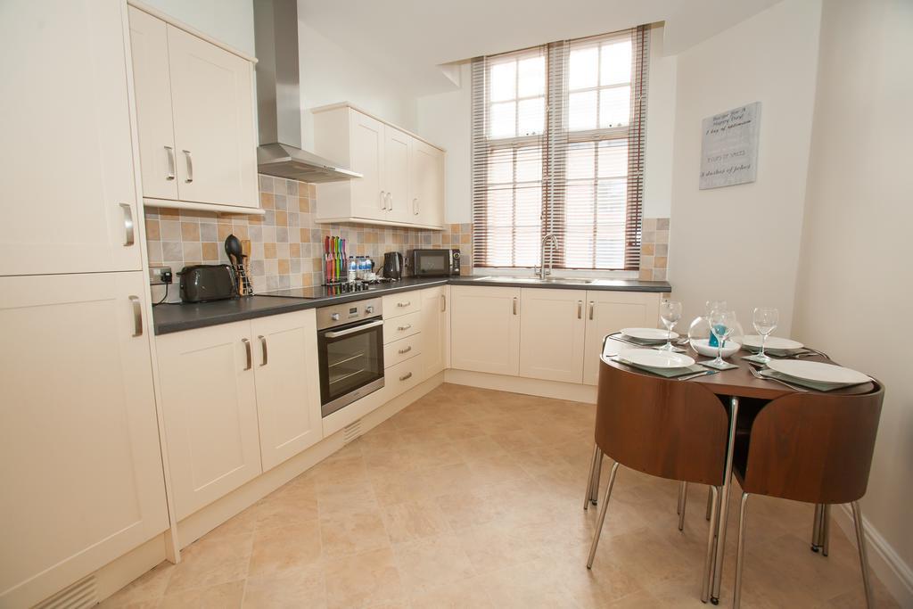 Comfortable Swindon Town Centre Apartments, Free Parking, Sleeps Up To 8 Екстер'єр фото