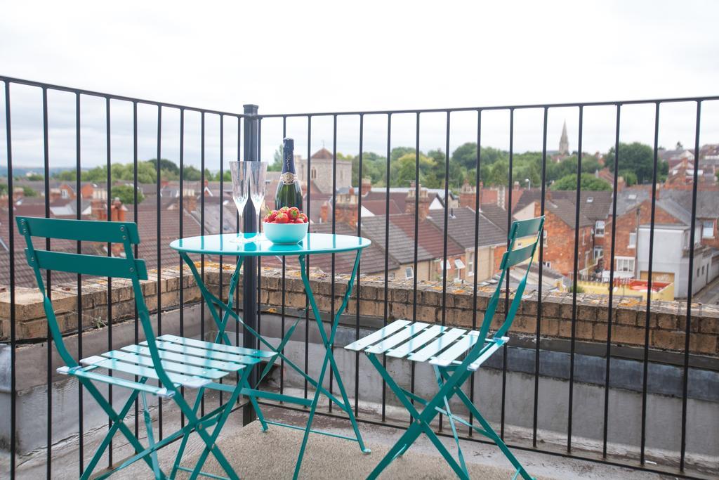 Comfortable Swindon Town Centre Apartments, Free Parking, Sleeps Up To 8 Екстер'єр фото