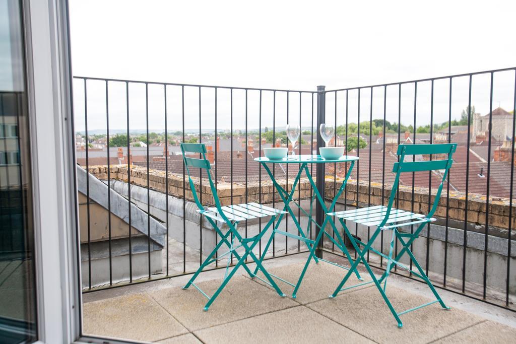 Comfortable Swindon Town Centre Apartments, Free Parking, Sleeps Up To 8 Екстер'єр фото