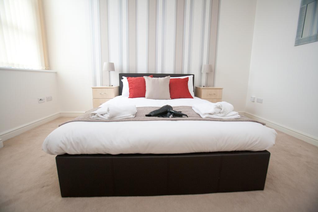 Comfortable Swindon Town Centre Apartments, Free Parking, Sleeps Up To 8 Екстер'єр фото