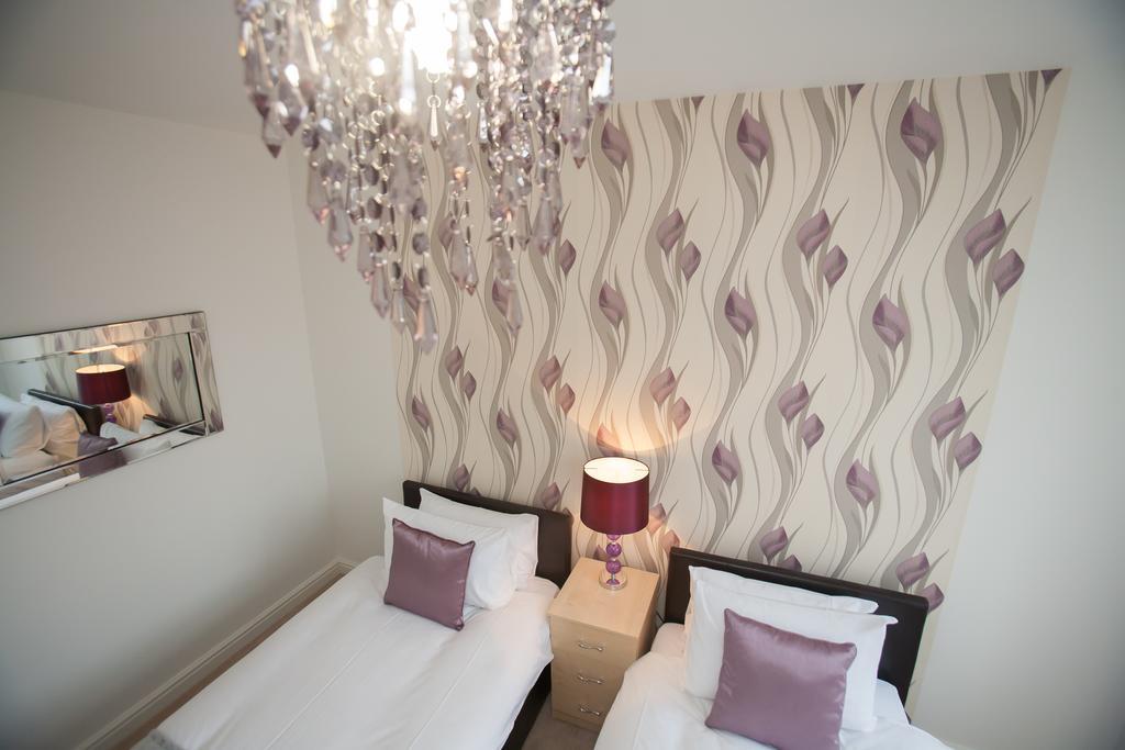 Comfortable Swindon Town Centre Apartments, Free Parking, Sleeps Up To 8 Екстер'єр фото