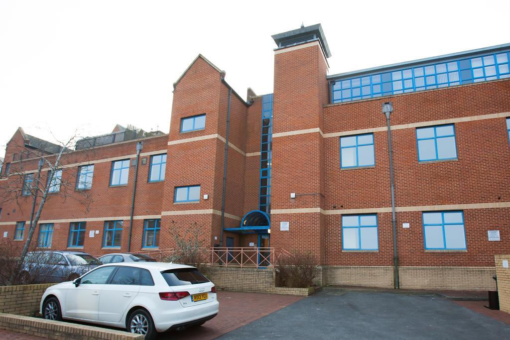 Comfortable Swindon Town Centre Apartments, Free Parking, Sleeps Up To 8 Екстер'єр фото