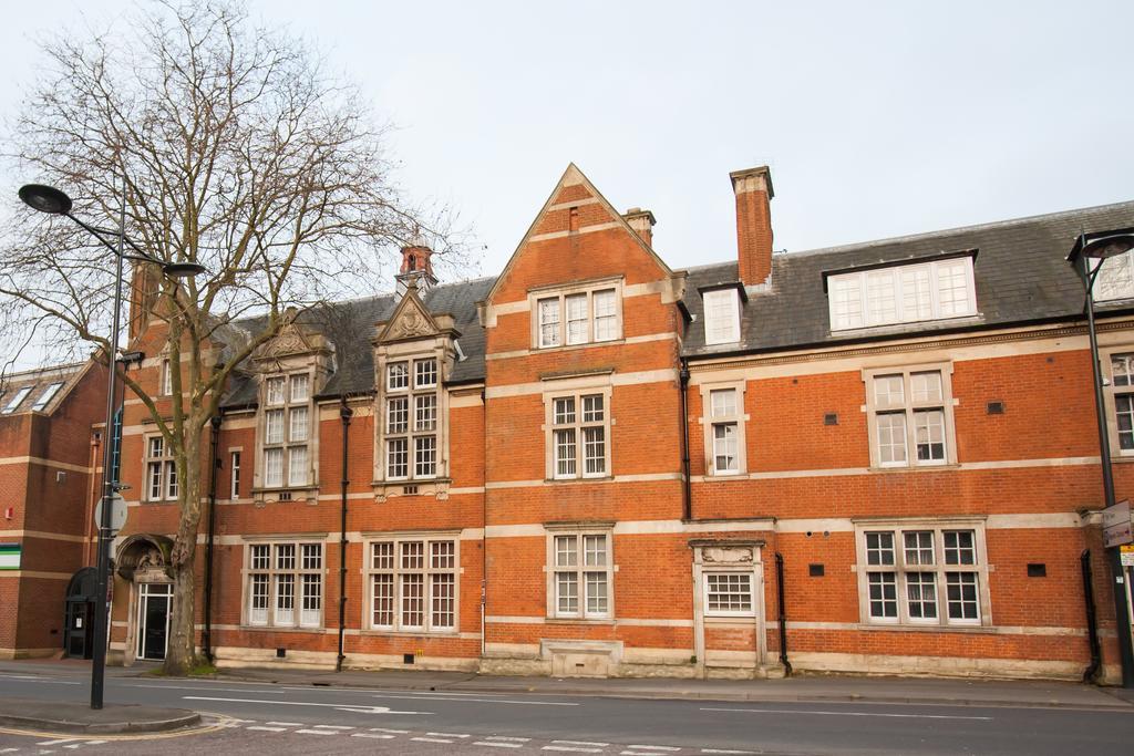 Comfortable Swindon Town Centre Apartments, Free Parking, Sleeps Up To 8 Екстер'єр фото