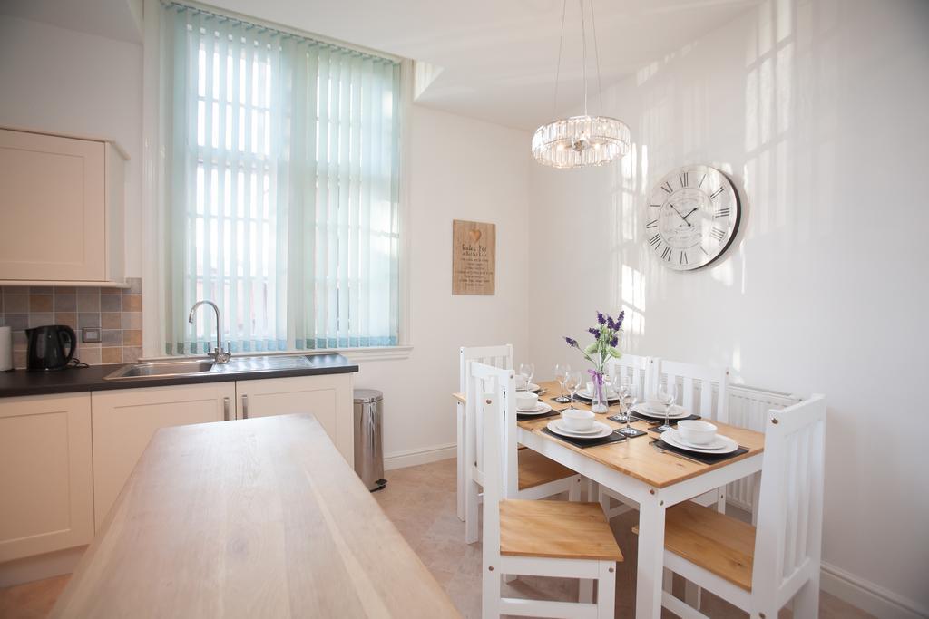 Comfortable Swindon Town Centre Apartments, Free Parking, Sleeps Up To 8 Екстер'єр фото