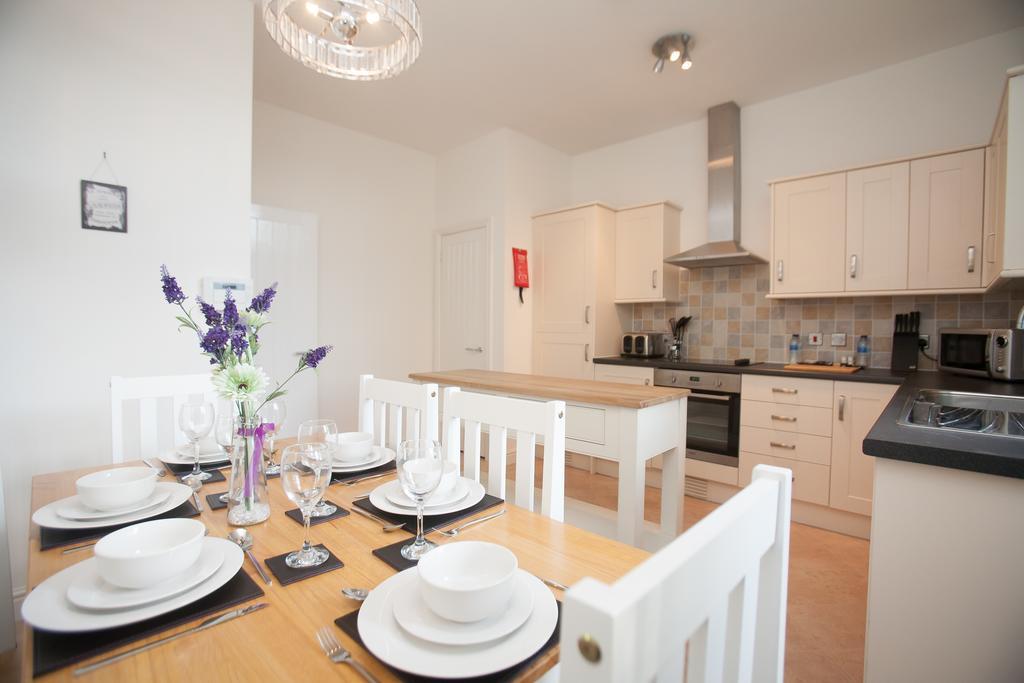 Comfortable Swindon Town Centre Apartments, Free Parking, Sleeps Up To 8 Екстер'єр фото