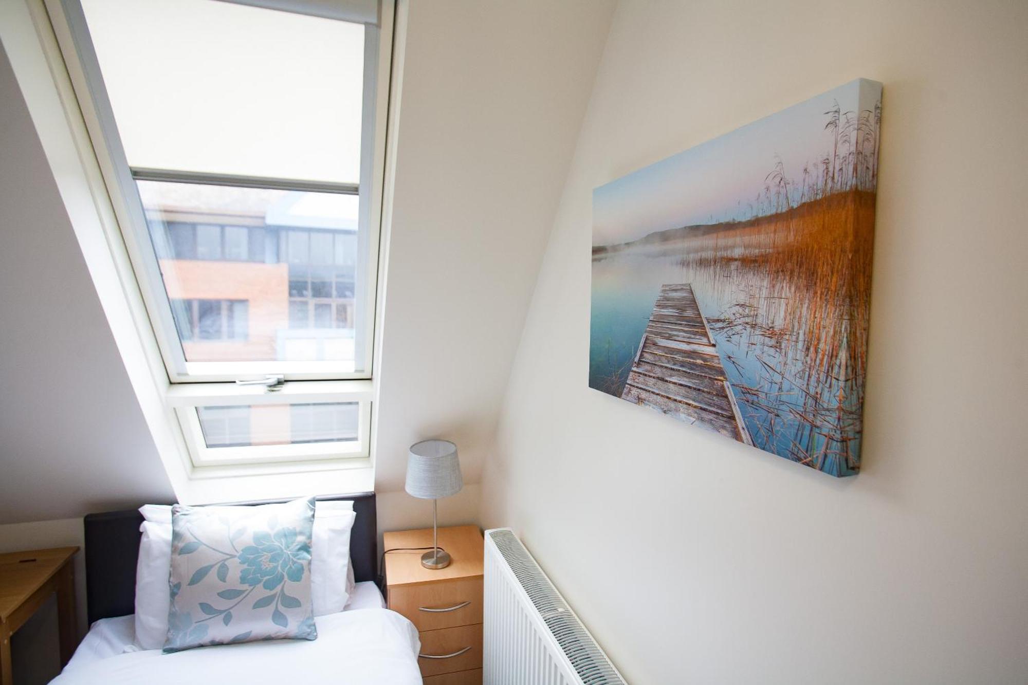 Comfortable Swindon Town Centre Apartments, Free Parking, Sleeps Up To 8 Екстер'єр фото