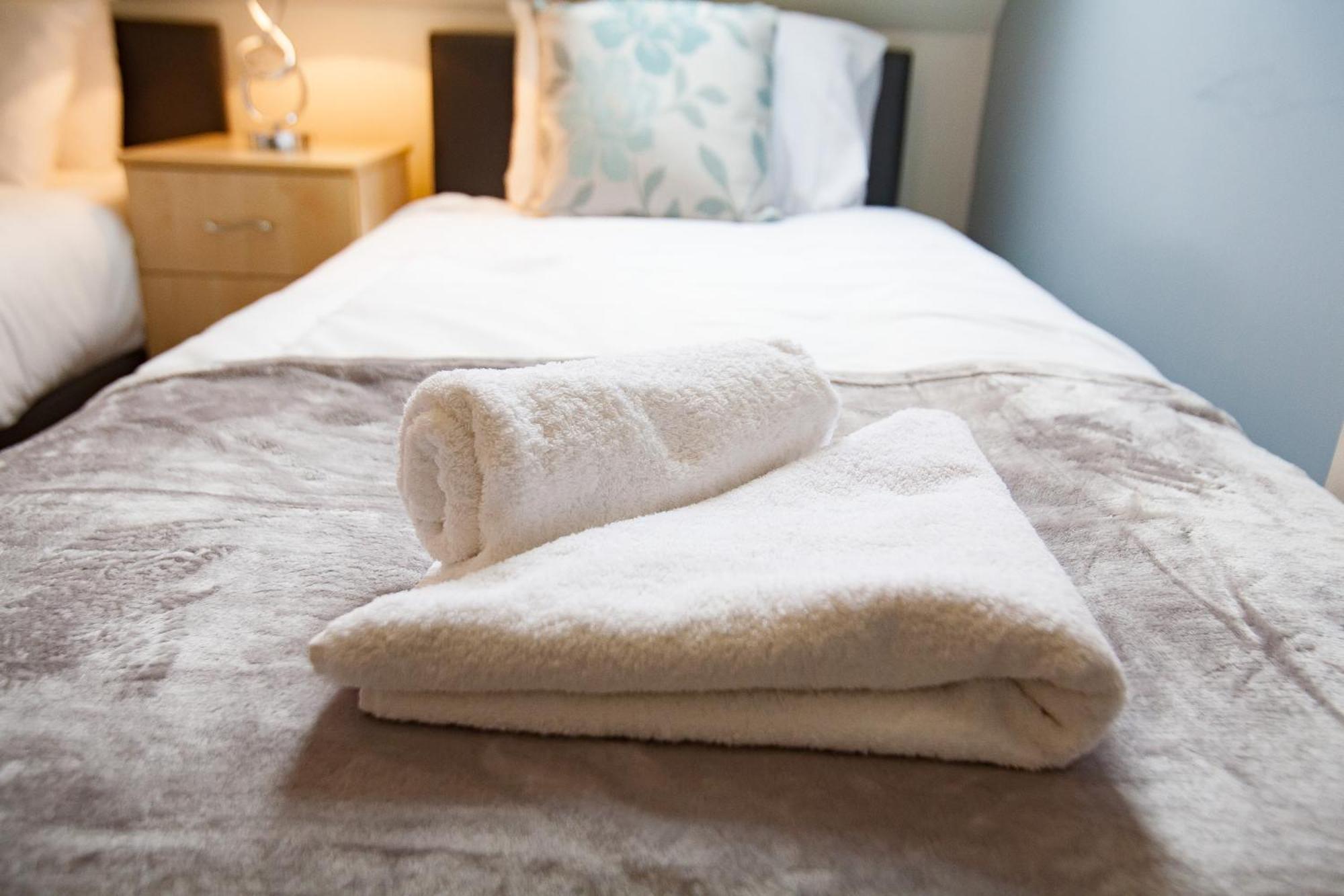 Comfortable Swindon Town Centre Apartments, Free Parking, Sleeps Up To 8 Екстер'єр фото