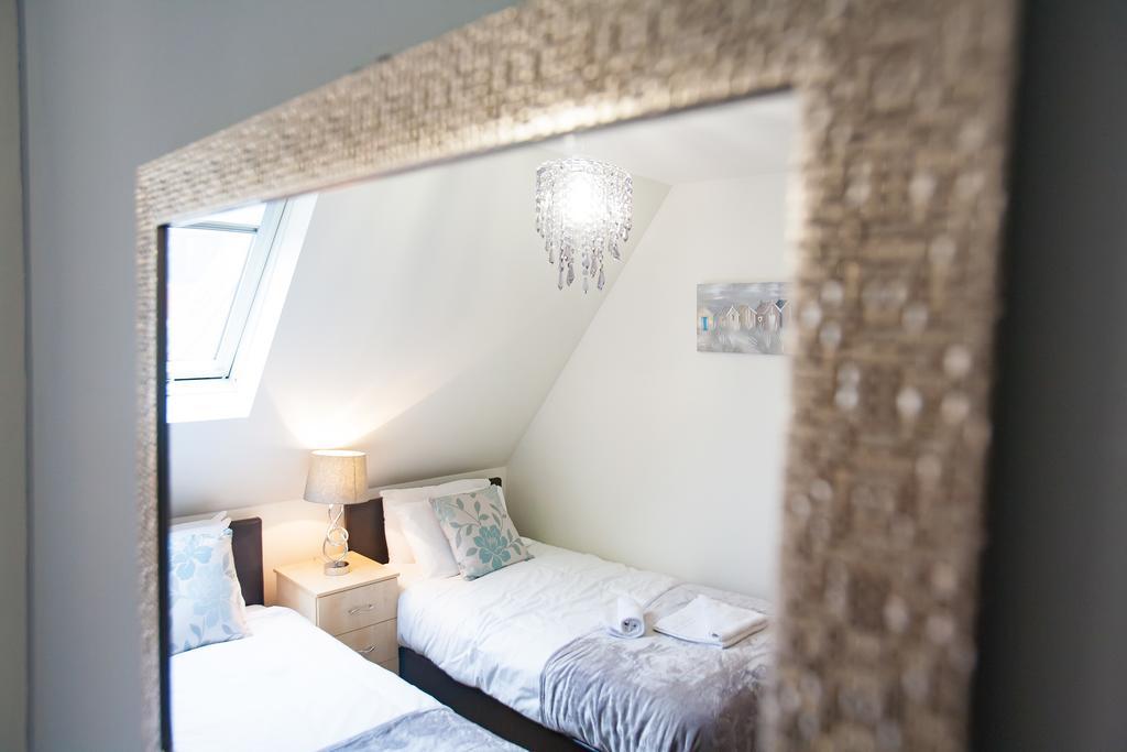 Comfortable Swindon Town Centre Apartments, Free Parking, Sleeps Up To 8 Екстер'єр фото