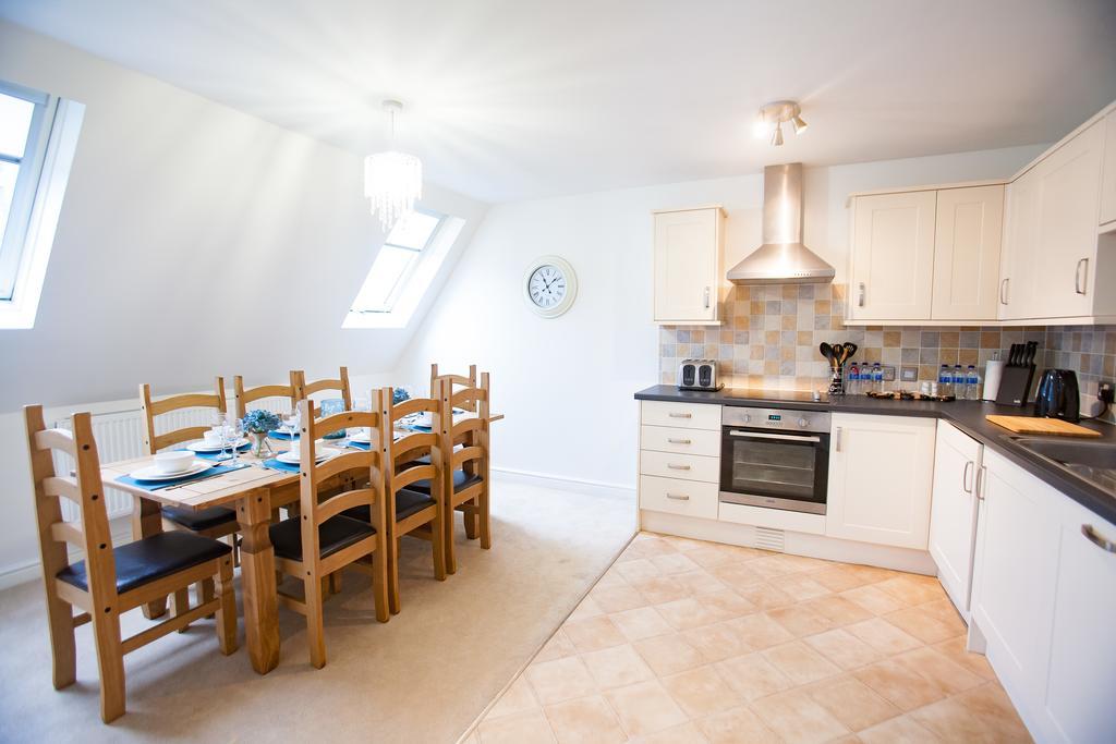 Comfortable Swindon Town Centre Apartments, Free Parking, Sleeps Up To 8 Екстер'єр фото