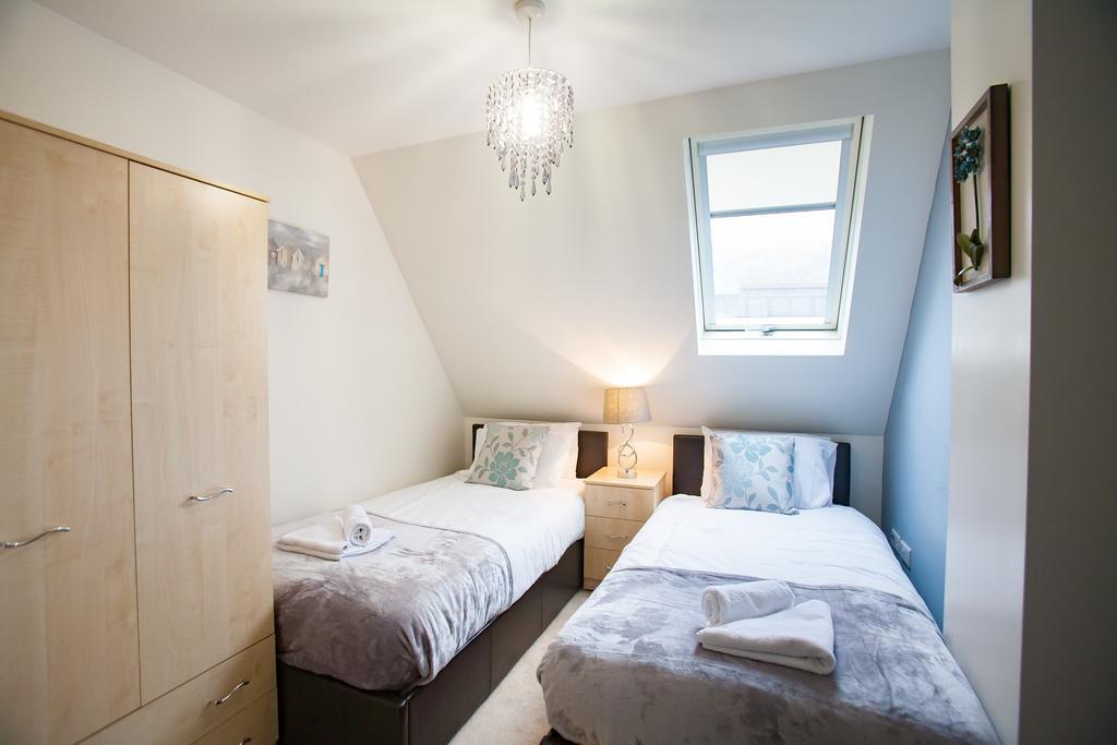 Comfortable Swindon Town Centre Apartments, Free Parking, Sleeps Up To 8 Екстер'єр фото