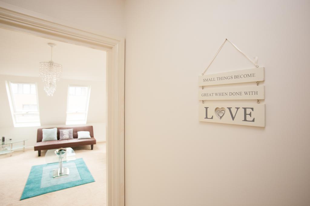 Comfortable Swindon Town Centre Apartments, Free Parking, Sleeps Up To 8 Екстер'єр фото