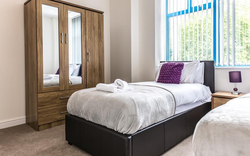 Comfortable Swindon Town Centre Apartments, Free Parking, Sleeps Up To 8 Екстер'єр фото
