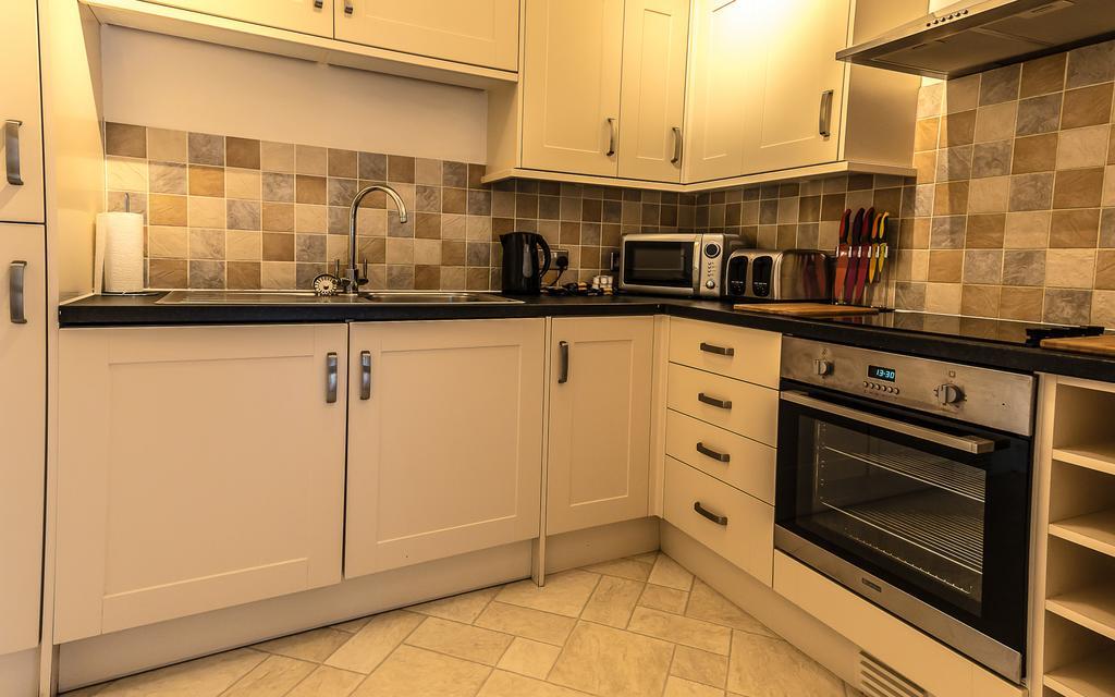 Comfortable Swindon Town Centre Apartments, Free Parking, Sleeps Up To 8 Екстер'єр фото