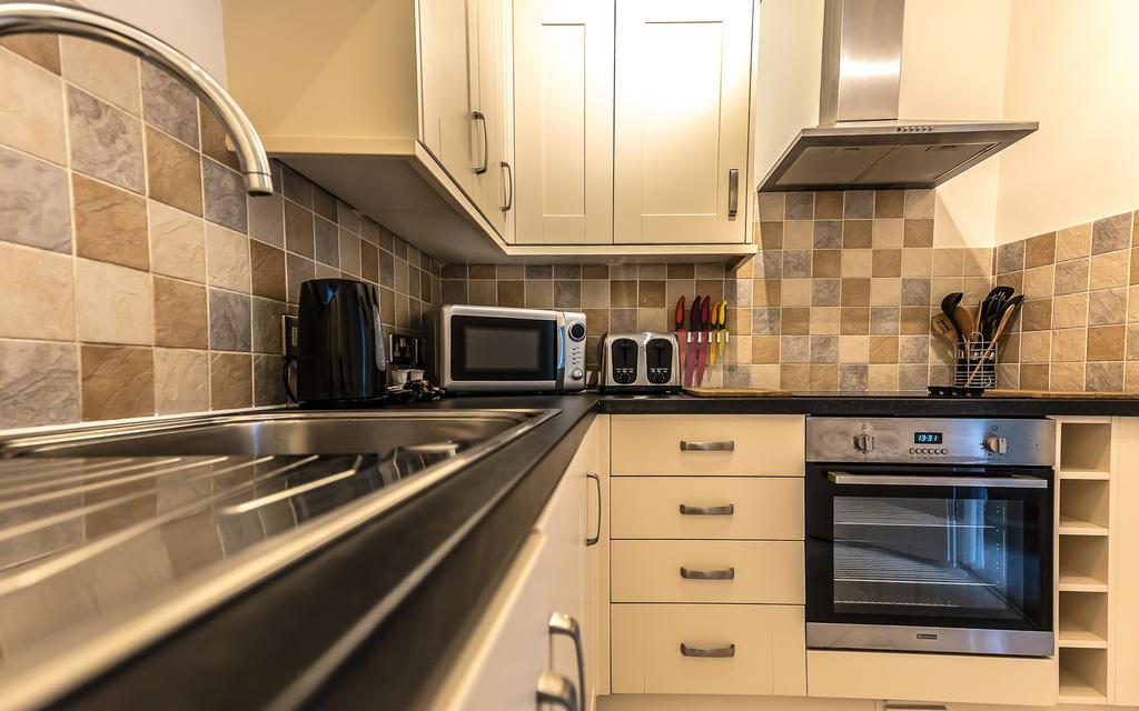 Comfortable Swindon Town Centre Apartments, Free Parking, Sleeps Up To 8 Екстер'єр фото