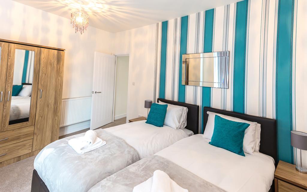 Comfortable Swindon Town Centre Apartments, Free Parking, Sleeps Up To 8 Екстер'єр фото