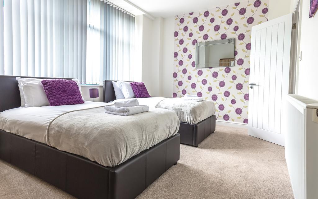 Comfortable Swindon Town Centre Apartments, Free Parking, Sleeps Up To 8 Екстер'єр фото