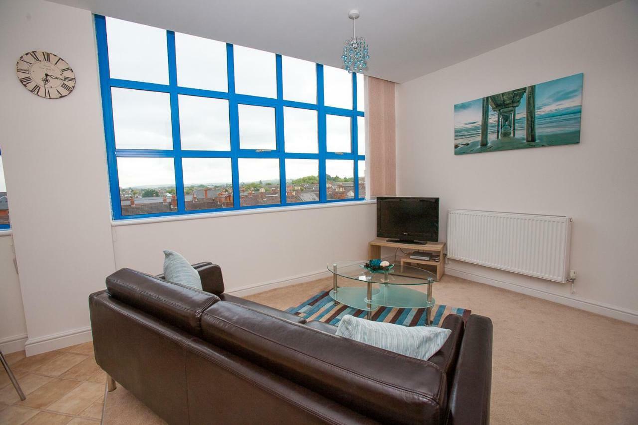 Comfortable Swindon Town Centre Apartments, Free Parking, Sleeps Up To 8 Екстер'єр фото