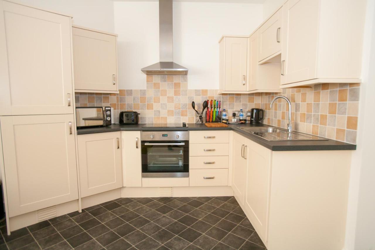 Comfortable Swindon Town Centre Apartments, Free Parking, Sleeps Up To 8 Екстер'єр фото